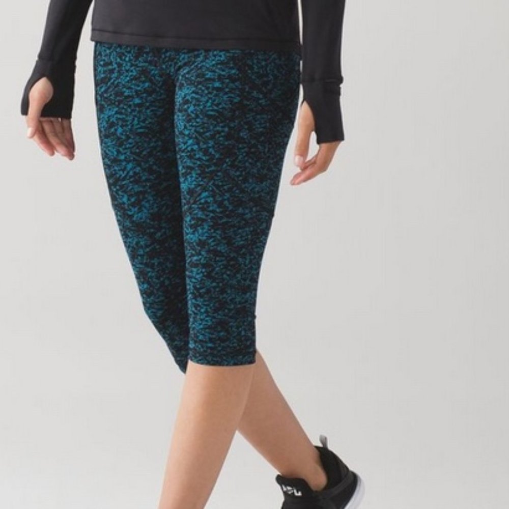 Lululemon Black and Blue Outrun 17" Crop Iced Wave Print Mesh Capri